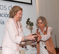 Su Majestad la Reina Doña Sofía recibe, de manos de la presidenta de la FRIAT, una escultura de Onieva conmemorativa de su apoyo de casi 40 años a la Fundación y a los Premios